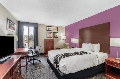 La Quinta Inn & Suites by Wyndham Binghamton - Johnson City image 1