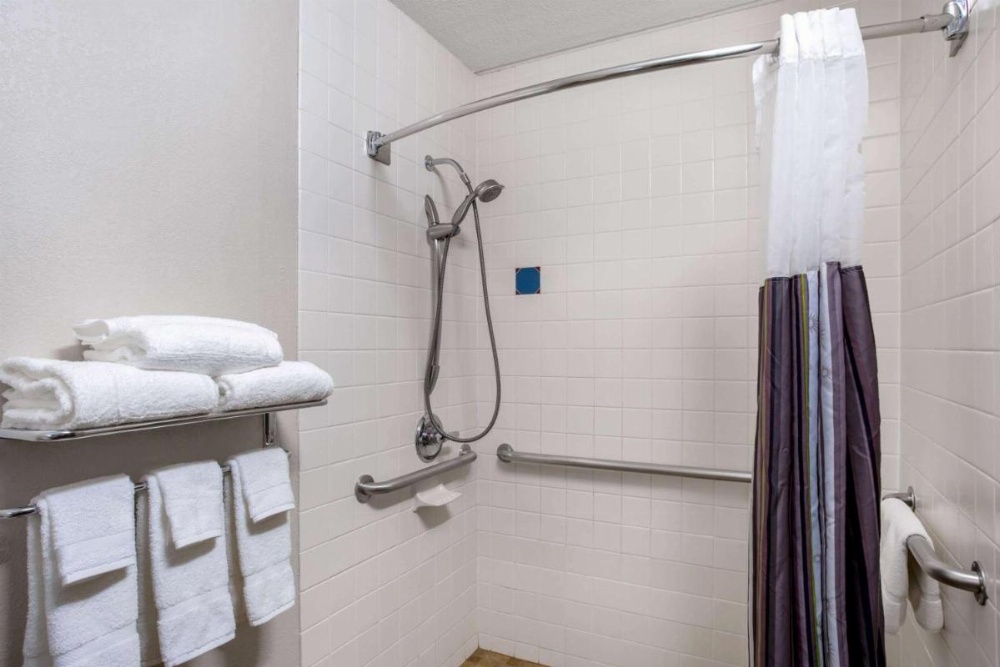 La Quinta Inn & Suites by Wyndham Binghamton - Johnson City Image 29